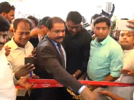 ರಾಮನಗರದಲ್ಲಿ ದರ್ಶನ್ ನೋಡಲು ಜನವೋ ಜನ, ಲಾಠಿ ರುಚಿ ಕಂಡ ಅಭಿಮಾನಿಗಳು