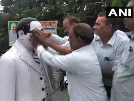 ಹಾಲು, ಗಂಗಾಜಲ ಹಾಕಿ ಅಂಬೇಡ್ಕರ್ ಪ್ರತಿಮೆ ಶುದ್ಧೀಕರಣ!