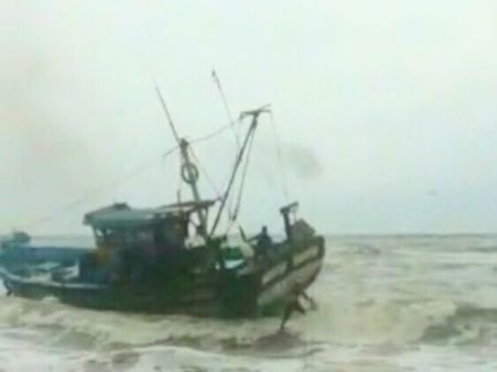 ಕಡಲಬ್ಬರಕ್ಕೆ ಆಳ ಸಮುದ್ರದಲ್ಲೇ ಲಂಗರು ಹಾಕಿದ ಮೀನುಗಾರಿಕಾ ದೋಣಿಗಳು