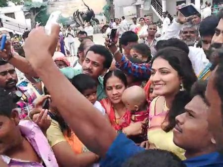 ಮಂತ್ರಾಲಯದಲ್ಲಿ ಹರಿಪ್ರಿಯಾ ಜೊತೆ ಸೆಲ್ಫಿ ಕ್ಲಿಕ್ಕಿಸಿಕೊಳ್ಳಲು ಮುಗಿಬಿದ್ದ ಜನ