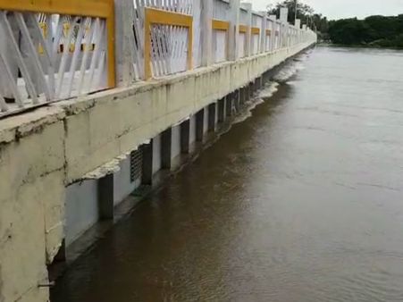 ಕಪಿಲೆಯ ಪ್ರವಾಹಕ್ಕೆ ಬಿರುಕು ಬಿಟ್ಟ ಹೆಜ್ಜಿಗೆ ಸೇತುವೆ, ಸಂಕಷ್ಟದಲ್ಲಿ ರೈತರು