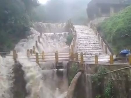 ಮಲೆನಾಡಲ್ಲಿ ಅಲ್ಲಲ್ಲಿ ಮಳೆ, ಅಪಾಯದ ಮಟ್ಟ ಮೀರಿದ ಹೊನ್ನಮ್ಮನಹಳ್ಳ ಫಾಲ್ಸ್