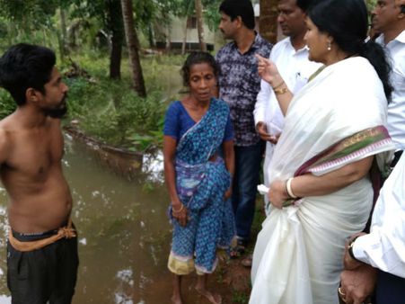 ಜಲಾವೃತ ಪ್ರದೇಶಗಳಿಗೆ ಭೇಟಿ ಕೊಟ್ಟು ಜನರಿಗೆ ಧೈರ್ಯ ತುಂಬಿದ ಜಯಮಾಲಾ