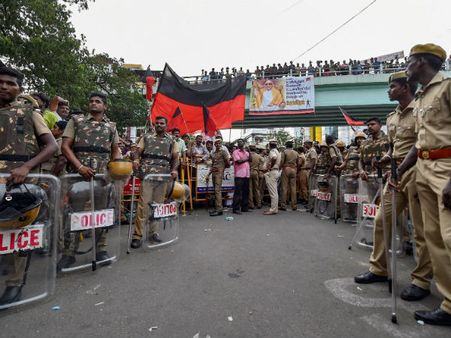 ಕಲೈನಾರ್‌ ಕಣ್ಮರೆ: 80 ಕಡೆ ಹಿಂಸಾಚಾರ, ಕಾಲ್ತುಳಿತದಲ್ಲಿ ಗಂಭೀರ ಗಾಯ