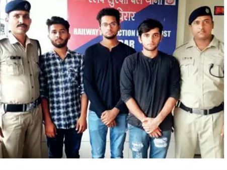 ಬೇಕಿತ್ತಾ ಇದೆಲ್ಲ! ರೈಲ್ವೇ ಸ್ಟೇಷನ್ ನಲ್ಲಿ ಕಿಕಿ ಡಾನ್ಸ್ ಮಾಡಿದವರ ಪಾಡು ನೋಡಿ!