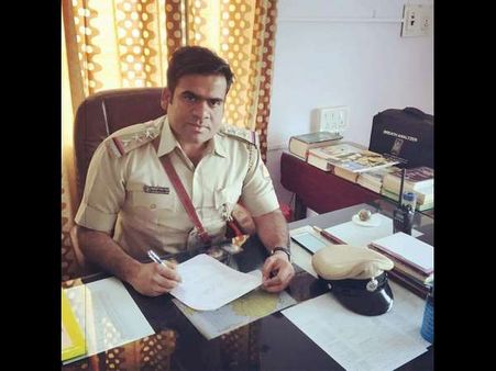 ಡೇಂಜರಸ್ ಕಿಕಿ ಚಾಲೆಂಜ್ ಗೇಮ್ ಗೆ ಮಗನನ್ನು ಪ್ರೋತ್ಸಾಹಿಸಿದ ಇನ್ಸ್ ಪೆಕ್ಟರ್!