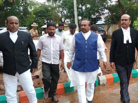 ಗುಂಡ್ಲುಪೇಟೆ ನ್ಯಾಯಾಲಯಕ್ಕೆ ಹಾಜರಾಗಿದ್ದ ಈಶ್ವರಪ್ಪ