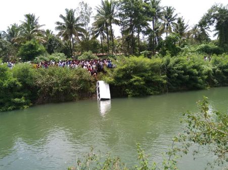 ಹಾರಂಗಿ ನಾಲೆಗೆ ಮಾರುತಿ ವ್ಯಾನ್ ಉರುಳಿ ನಾಲ್ವರು ಜಲಸಮಾಧಿ
