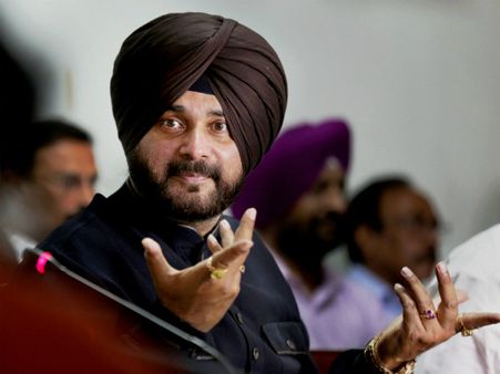 ಪಾಕ್ ಭಾವಿ ಪ್ರಧಾನಿ ಇಮ್ರಾನ್ ಖಾನ್ ಆಮಂತ್ರಣವನ್ನು ಒಪ್ಪಿಕೊಂಡ ಸಿದ್ದು