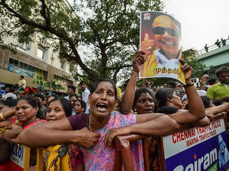 ಕರುಣಾನಿಧಿ ನಿಧನ: ಮುಗಿಲುಮುಟ್ಟಿದ ಜನತೆಯ ಆಕ್ರಂದನ (In Pics)