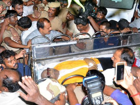 ಕರುಣಾನಿಧಿಗೆ ಲಕ್ಷಾಂತರ ಜನರ ಕಣ್ಣೀರಿನೊಂದಿಗೆ ವಿದಾಯ