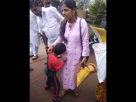 ಅಮ್ಮ ಬೇಕು ಎಂದು ಹಟ ಮಾಡಿದ್ದಕ್ಕೆ ಬಾಲಕನಿಗೆ ಬರೆ ಎಳೆದ ಆಯಾ, ಶಿಕ್ಷಕ