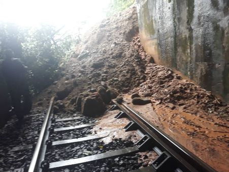 ಗುಡ್ಡ ಕುಸಿತ: ಮಂಗಳೂರು-ಬೆಂಗಳೂರು ರೈಲು ಸಂಚಾರ ಸ್ಥಗಿತ
