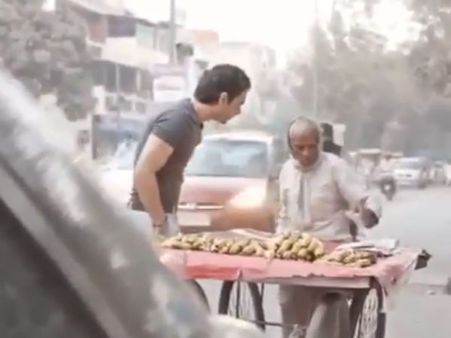 ಅಜ್ಜನ ಸ್ವಾಭಿಮಾನ, ಯುವಕನ ಮಾನವೀಯತೆ, ಕಣ್ಣೀರುಕ್ಕಿಸುವ ವೈರಲ್ ವಿಡಿಯೋ