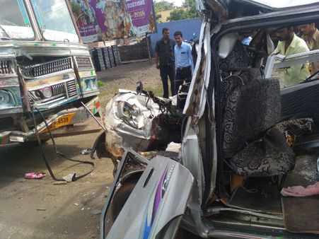 ನಿದ್ದೆಗೆ ಜಾರಿದ ಚಾಲಕ: ಮುಧೋಳದಲ್ಲಿ ಮೂವರು ಸ್ಥಳದಲ್ಲೇ ಸಾವು