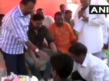 ವೈರಲ್ ವಿಡಿಯೋ: ಸಂಸದನ ಪಾದ ತೊಳೆದು ನೀರು ಕುಡಿದ ಬಿಜೆಪಿ ಕಾರ್ಯಕರ್ತ!