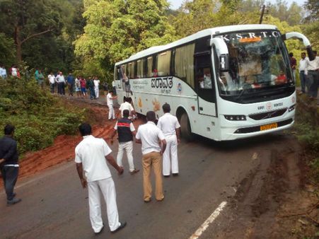 ಕುದುರೆಮುಖ ಘಾಟ್ ನಲ್ಲಿ‌ ಸಿಲುಕಿದ ಐರಾವತ ಬಸ್: ಫುಲ್ ಟ್ರಾಫಿಕ್ ಜಾಮ್