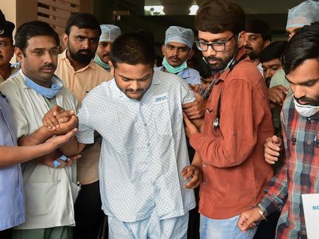 ಆಸ್ಪತ್ರೆಯಿಂದ ಡಿಸ್ಚಾರ್ಜ್ ಆದ ಹಾರ್ದಿಕ್ ಪಟೇಲ್: ಉಪವಾಸ ಮುಂದುವರಿಕೆ