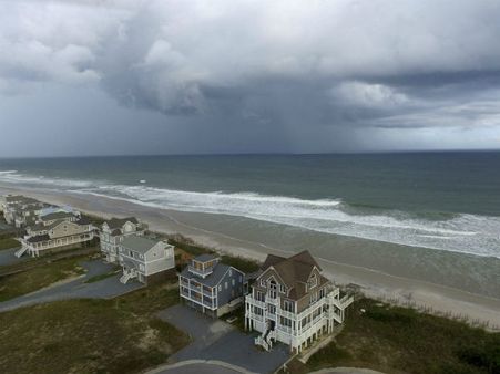 ಫ್ಲೋರೆನ್ಸ್ ಅನಾಹುತಕ್ಕೆ ಪತರಗುಟ್ಟಿದ ಜನರು, ನೆರವಿಗಾಗಿ ಮನವಿ
