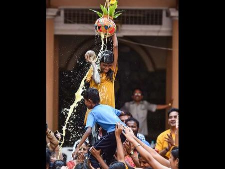 ಕಳ್ಳ ಕೃಷ್ಣಂಗೆ ಜನ್ಮದಿನ... ಎಲ್ಲೆಲ್ಲೂ 'ಮೊಸರು ಕುಡಿಕೆ' ಸಂಭ್ರಮ