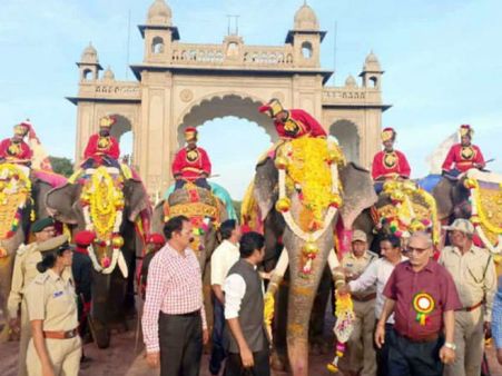 ಅರಮನೆ ಅಂಗಳಕ್ಕೆ ಹೆಜ್ಜೆ ಹಾಕಿದ ಗಜಪಡೆಗೆ ಸಾಂಪ್ರದಾಯಿಕ ಸ್ವಾಗತ