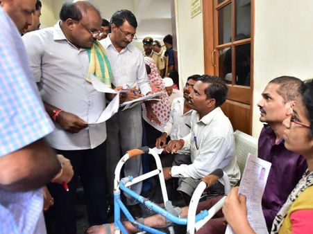 ಹಿರಿಯಣ್ಣನಂತೆ ವಿಕಲಚೇತನರ ಅಹವಾಲು ಆಲಿಸಿದ ಕುಮಾರಣ್ಣ