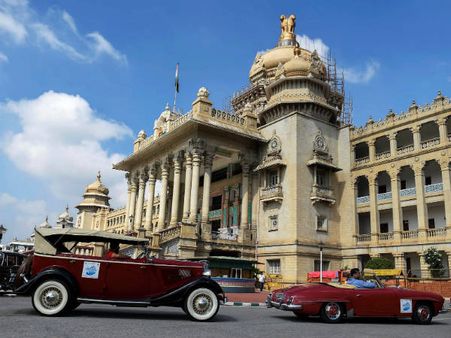 ಚಿತ್ರಗಳು : ವಿಧಾನಸೌಧದಿಂದ ಮೈಸೂರಿಗೆ ಹೊರಟ ವಿಂಟೇಜ್ ಕಾರುಗಳು