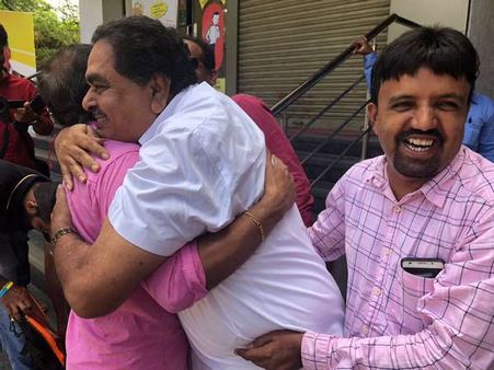 ಮಂಗಳೂರಿನಲ್ಲಿ ರಮಾನಾಥ್ ರೈ ಪತ್ರಕರ್ತರನ್ನು ಅಪ್ಪಿಕೊಂಡಿದ್ದೇಕೆ ?