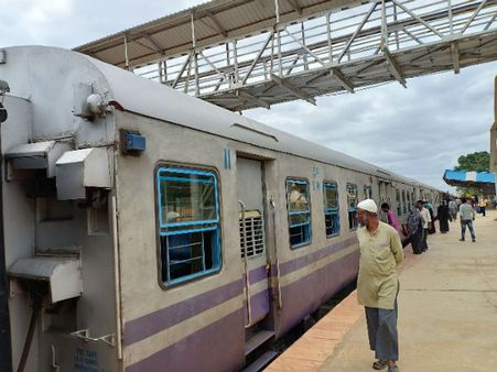 ವಸಂತ, ನೀನು ಸೊಂಟ ಚಿವುಟಿದ್ದರಿಂದಲೇ ನಾನು ತುಟಿ ಕಚ್ಚಿಕೊಂಡೆ