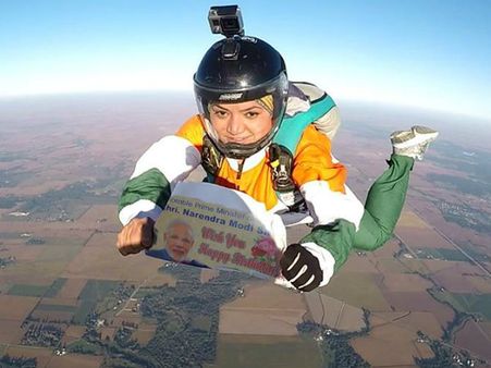 ವಿಡಿಯೋ: 13000 ಅಡಿ ಎತ್ತರದಿಂದ ಹಾರಿ ಮೋದಿಗೆ ಶುಭಾಶಯ ಕೋರಿದ ಮಹಿಳೆ!