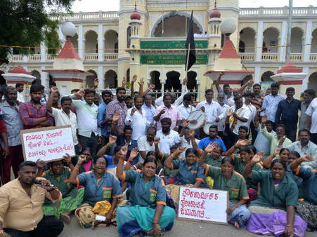 ಸ್ವಚ್ಛ ನಗರಿಯಲ್ಲಿ ಮೂರನೇ ದಿನಕ್ಕೆ ಕಾಲಿಟ್ಟ ಪೌರಕಾರ್ಮಿಕರ ಪ್ರತಿಭಟನೆ