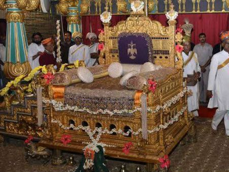 ದಸರಾ ಹಿನ್ನೆಲೆ: ರತ್ನಖಚಿತ ಸಿಂಹಾಸನ ಜೋಡಣೆಗೆ ಕ್ಷಣಗಣನೆ ಆರಂಭ