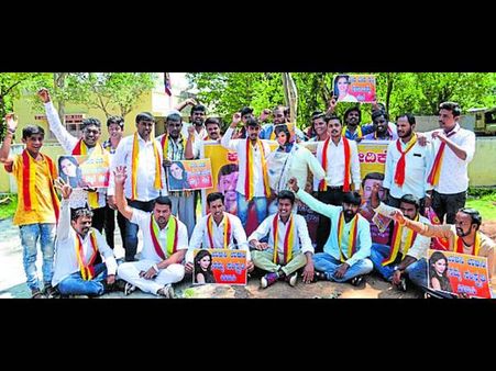ನಟಿ ಸನ್ನಿ ಲಿಯೋನ್ ವಿರುದ್ಧ ಮೈಸೂರಿನಲ್ಲಿ ಪ್ರತಿಭಟನೆ ನಡೆಸಿದ ಕರವೇ ಕಾರ್ಯಕರ್ತರು