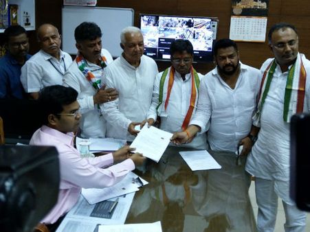 ಬಳ್ಳಾರಿ ಲೋಕಸಭೆ ಉಪಚುನಾವಣೆ: ನಾಮಪತ್ರ ಸಲ್ಲಿಸಿದ ಜೆ ಶಾಂತಾ, ಉಗ್ರಪ್ಪ