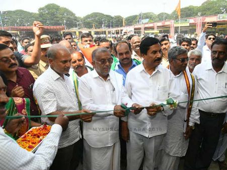 ಕಳೆಗಟ್ಟಿದ ರೈತ ದಸರಾ ಸಂಭ್ರಮ: ಎತ್ತಿನ ಗಾಡಿ ಓಡಿಸಿದ ಜಿಟಿಡಿ, ಶಿವಶಂಕರರೆಡ್ಡಿ