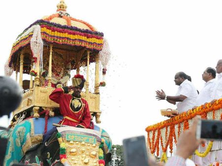 ಮೈಸೂರು ದಸರಾ: ಅದ್ಧೂರಿ ಜಂಬೂಸವಾರಿ ಕಣ್‌ ತುಂಬಿಕೊಂಡ ಜನ ಸಾಗರ