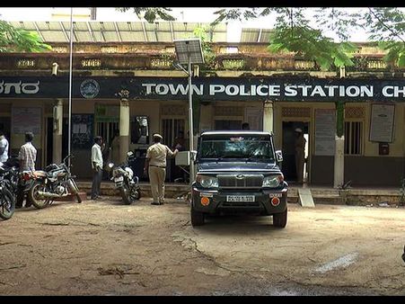 ಚಾಮರಾಜನಗರದಲ್ಲಿ ಆರಕ್ಷಕರೇ ಭಯದಲ್ಲಿ ಬದುಕುತ್ತಿದ್ದಾರೆ!