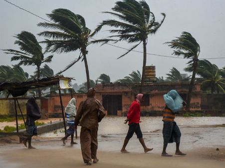 ವಿಡಿಯೋ: 'ತಿತ್ಲಿ' ಚಂಡಮಾರುತದ ಉಗ್ರರೂಪ ನೋಡಿ