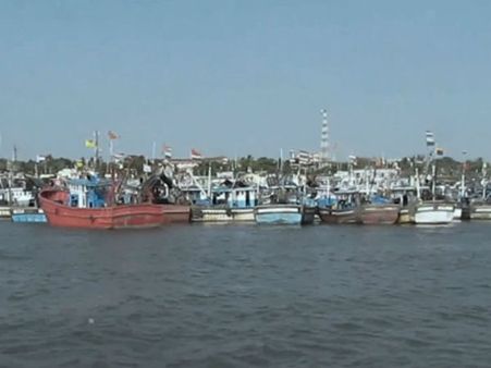 ಕರಾವಳಿಯಲ್ಲಿ ಭಾರೀ ಮಳೆ: ಆಳ ಸಮುದ್ರದಿಂದ ಮರಳುತ್ತಿರುವ ಮೀನುಗಾರರು