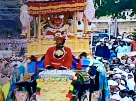 ಜಂಬೂ ಸವಾರಿಗೆ ಚಾಲನೆ, ತಾಯಿ ಚಾಮುಂಡೇಶ್ವರಿ ಹೊತ್ತು ಹೊರಟ ರಾಜಗಜ