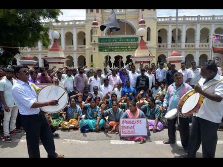 ಮುಂದುವರೆದ ಪೌರಕಾರ್ಮಿಕರ ಪ್ರತಿಭಟನೆ: ಗಬ್ಬೆದ್ದು ನಾರುತ್ತಿದೆ ಸ್ವಚ್ಛ ನಗರಿ