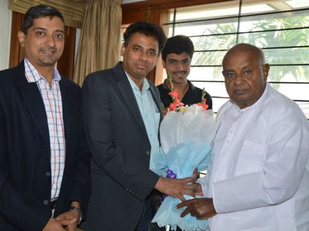 ಲಂಡನ್ ನೆಲದಲ್ಲಿರುವ ಬಸವೇಶ್ವರ ಪುತ್ಥಳಿಗೆ ದೇವೇಗೌಡರ ನಮನ