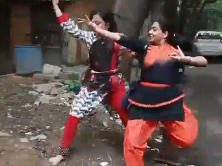 ವಿಡಿಯೋ: ಮಲ್ಲೇಶ್ವರದ ರಸ್ತೆಯಲ್ಲಿ ನಡೆಯಲಾಗದು, ಭರತನಾಟ್ಯವೇ ಮಾಡಬೇಕು!