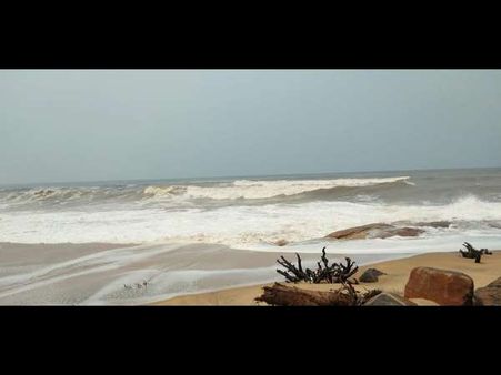 ಮಂಗಳೂರಿನಲ್ಲಿ ಕಡಲು ಪ್ರಕ್ಷುಬ್ದ: ಮನೆಗಳಿಗೆ ನುಗ್ಗುತ್ತಿರುವ ದೈತ್ಯ ಅಲೆಗಳು