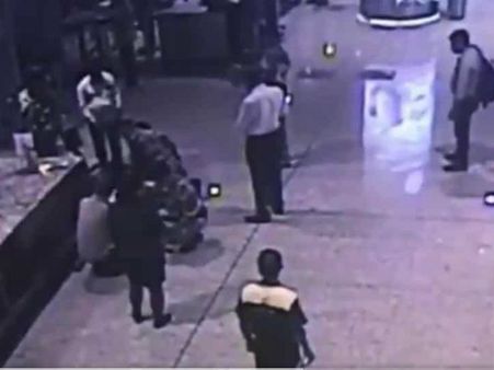 ಮುಂಬೈ: ಸಮಯಪ್ರಜ್ಞೆ ಮೆರೆದ ಸೈನಿಕರಿಂದ ಉಳಿಯಿತು ಒಂದು ಜೀವ