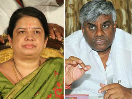 ಅನಿತಾ ಕುಮಾರಸ್ವಾಮಿ ಗೆಲುವಿಗಾಗಿ 'ಬಿ' ಫಾರಂಗೆ ಪೂಜೆ ಸಲ್ಲಿಸಿದ ರೇವಣ್ಣ