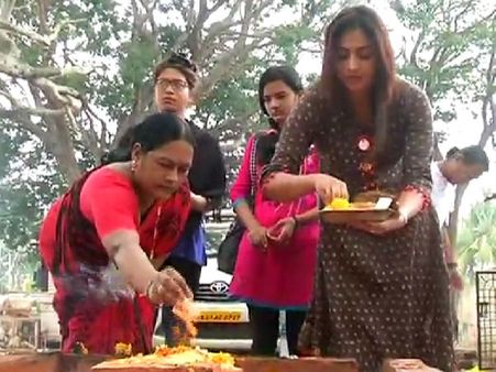 1,001 ಮೆಟ್ಟಿಲೇರಿ ಚಾಮುಂಡಿ ತಾಯಿಯ ದರ್ಶನ ಪಡೆದ ನಟಿ ಹರಿಪ್ರಿಯಾ