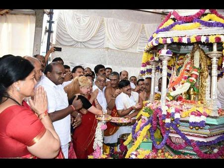 ದಸರೆಗೆ ವೈಭವದ ಚಾಲನೆ: ಕೊಡಗು ಸಂತ್ರಸ್ತರಿಗೆ 25 ಕೋಟಿ ರೂ. ಘೋಷಿಸಿದ ಸುಧಾ ಮೂರ್ತಿ