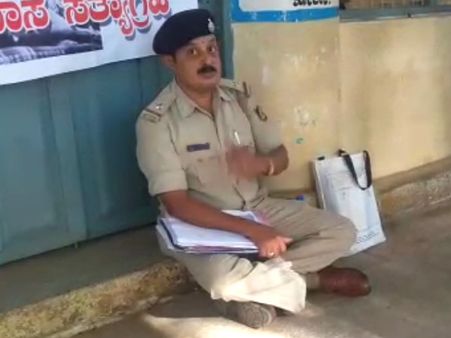 ಪೆಟ್ರೋಲ್ ಬಾಟಲಿ ಹಿಡಿದು ಸಮವಸ್ತ್ರದಲ್ಲೇ ಪೋಲೀಸಪ್ಪನ ಧರಣಿ