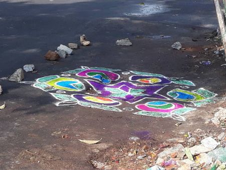 ಕಸ ಹಾಕೋ ಜಾಗದಲ್ಲಿ ರಂಗೋಲಿ ಬಿಡಿಸಿ ಗಾಂಧಿಗಿರಿ ತೋರಿದ ಪೌರಕಾರ್ಮಿಕರು